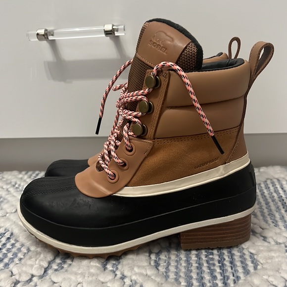 Sorel boots - Picture 2 of 4